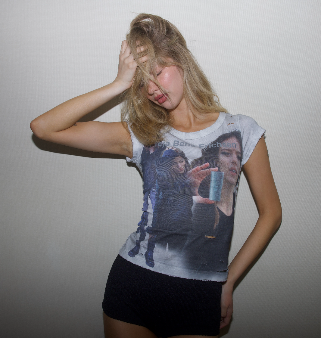 Freja Womens tee – Praying Freja Womens tee – Praying